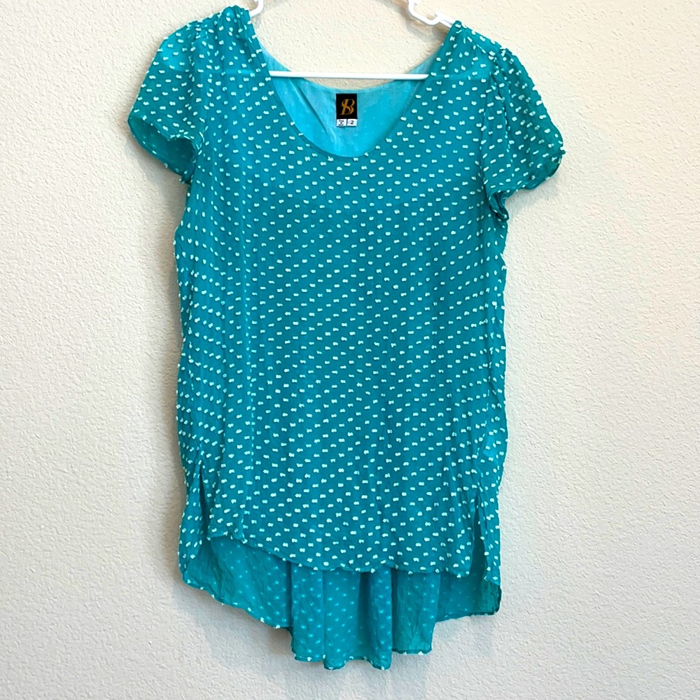 100% silk high-low flow-y blouse. Textured ‘polka dot’ pleated back, teal